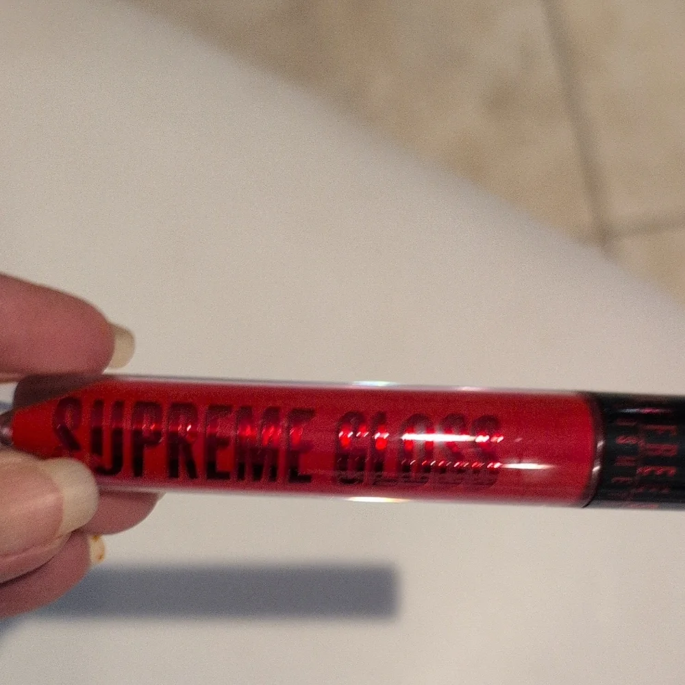 Jeffree Star Supreme Gloss - Shiny Red